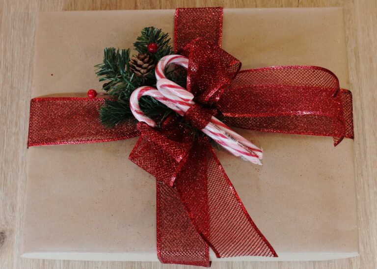 How to Beautifully Wrap Christmas Presents