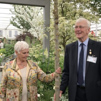 Dame Judi Dench with a member of Hillier Nurseries at an unveiling